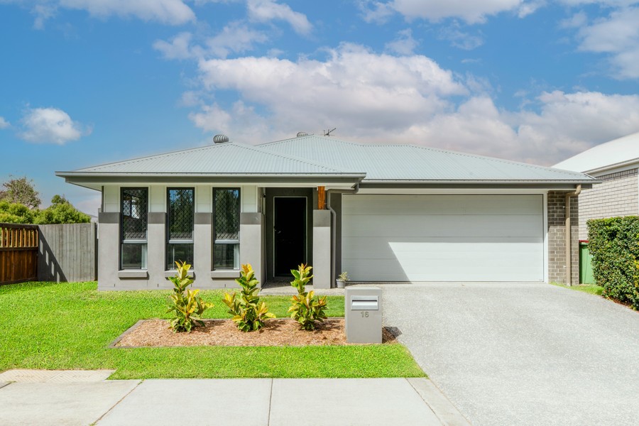 16 Bloomfield Esplanade, South Maclean